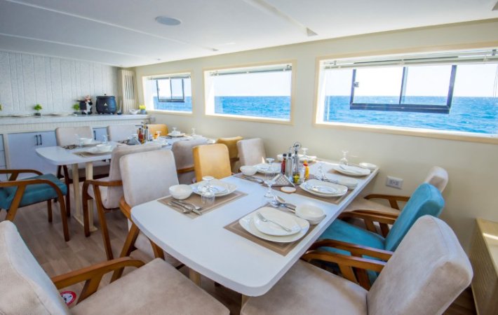 Salon - Dining Table (Liten).JPG