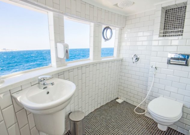 Suite Bathroom (Liten).JPG