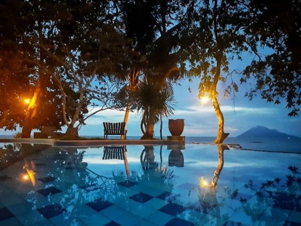 Murex Manado - Pool at Night (Anpassat).jpg